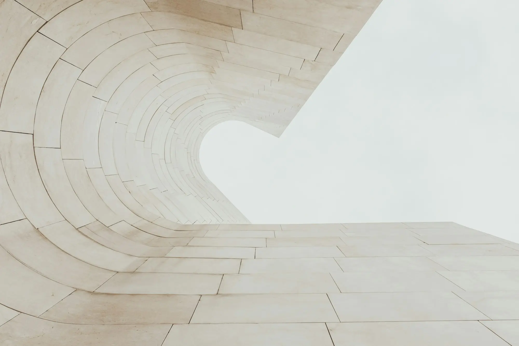 Architecture en pierre claire aux lignes courbes