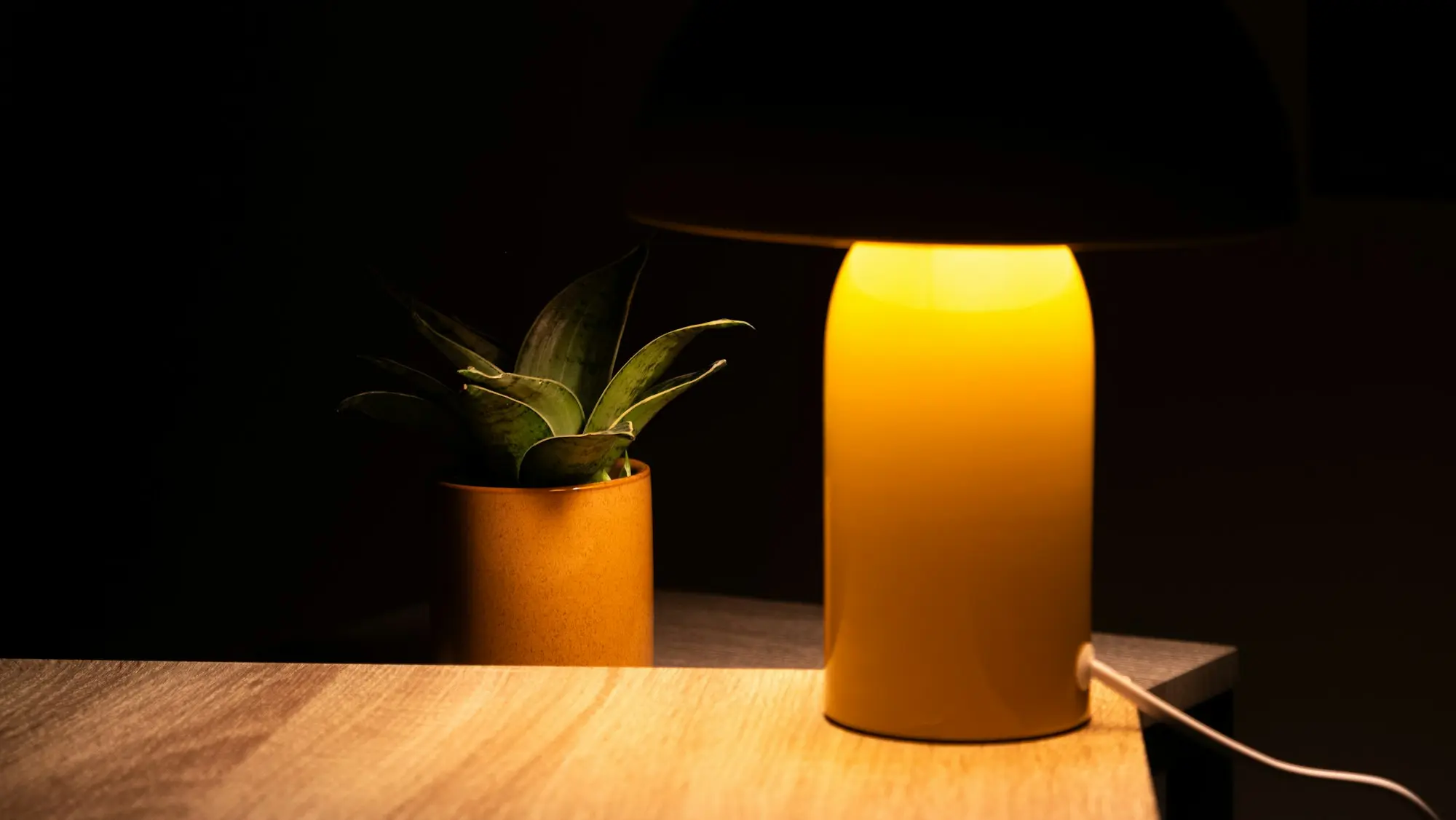 Lampe à la lumière chaude sur un bureau en bois