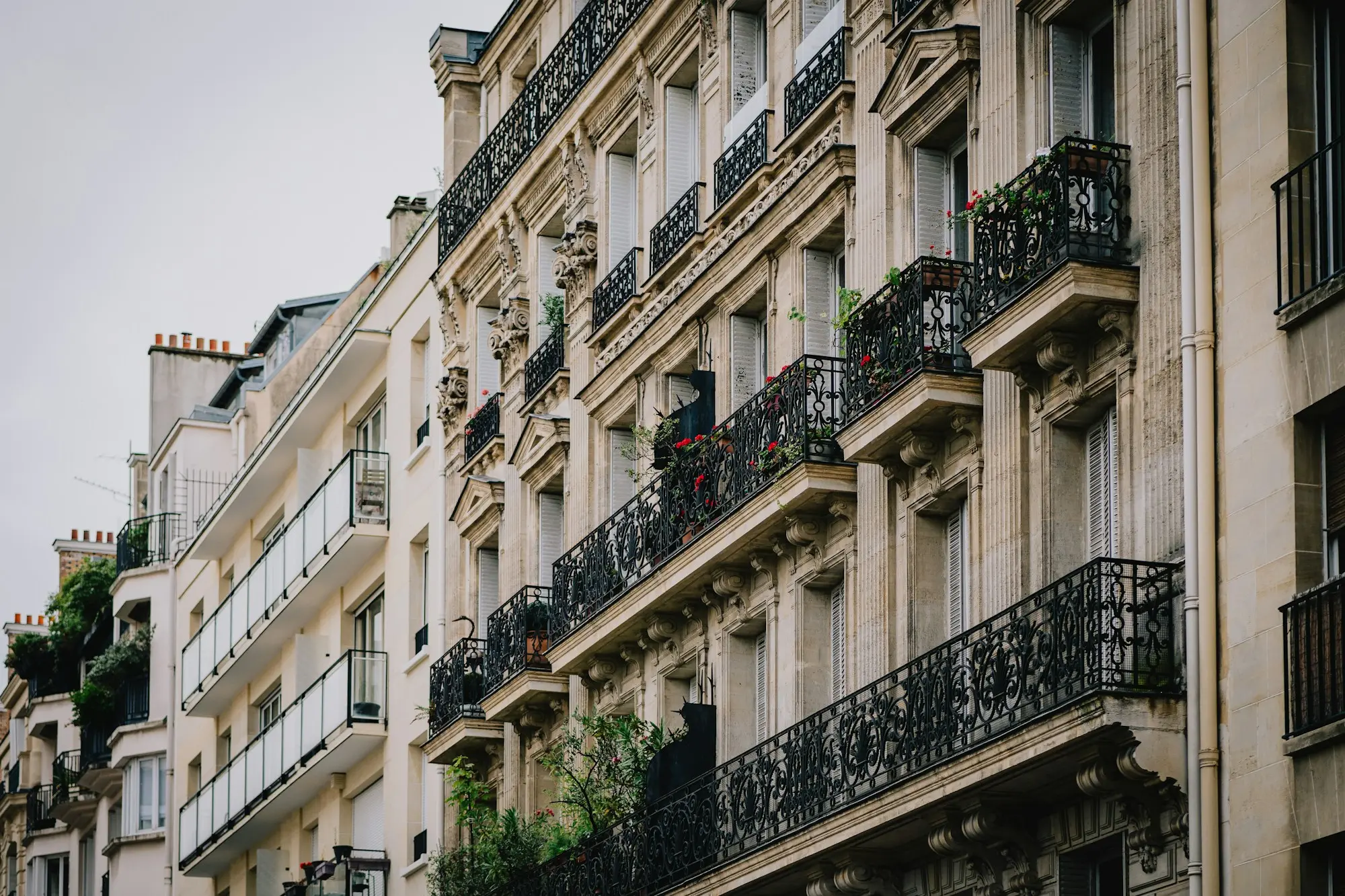 Balcons en fer forgé d’immeubles parisiens