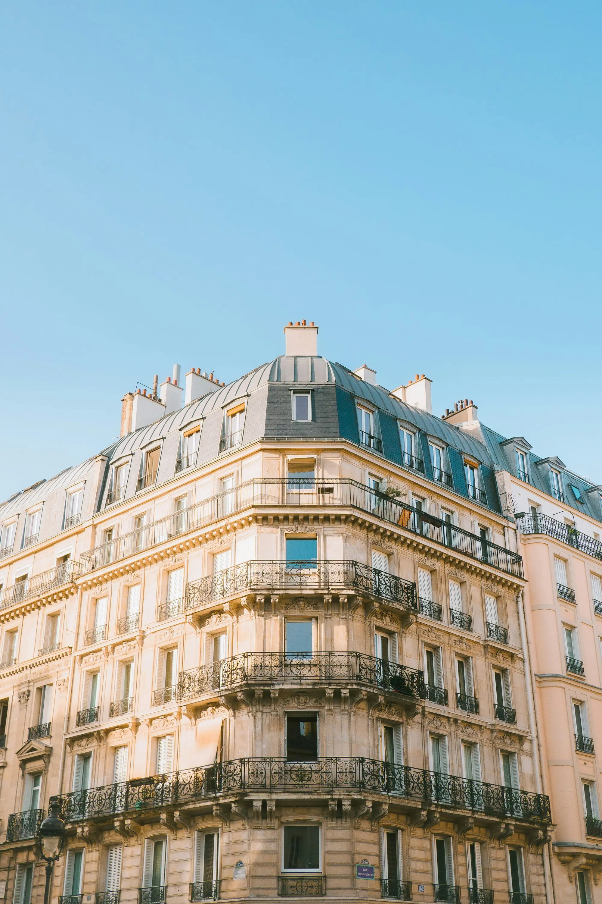 Façade d’un immeuble haussmannien baignée de lumière