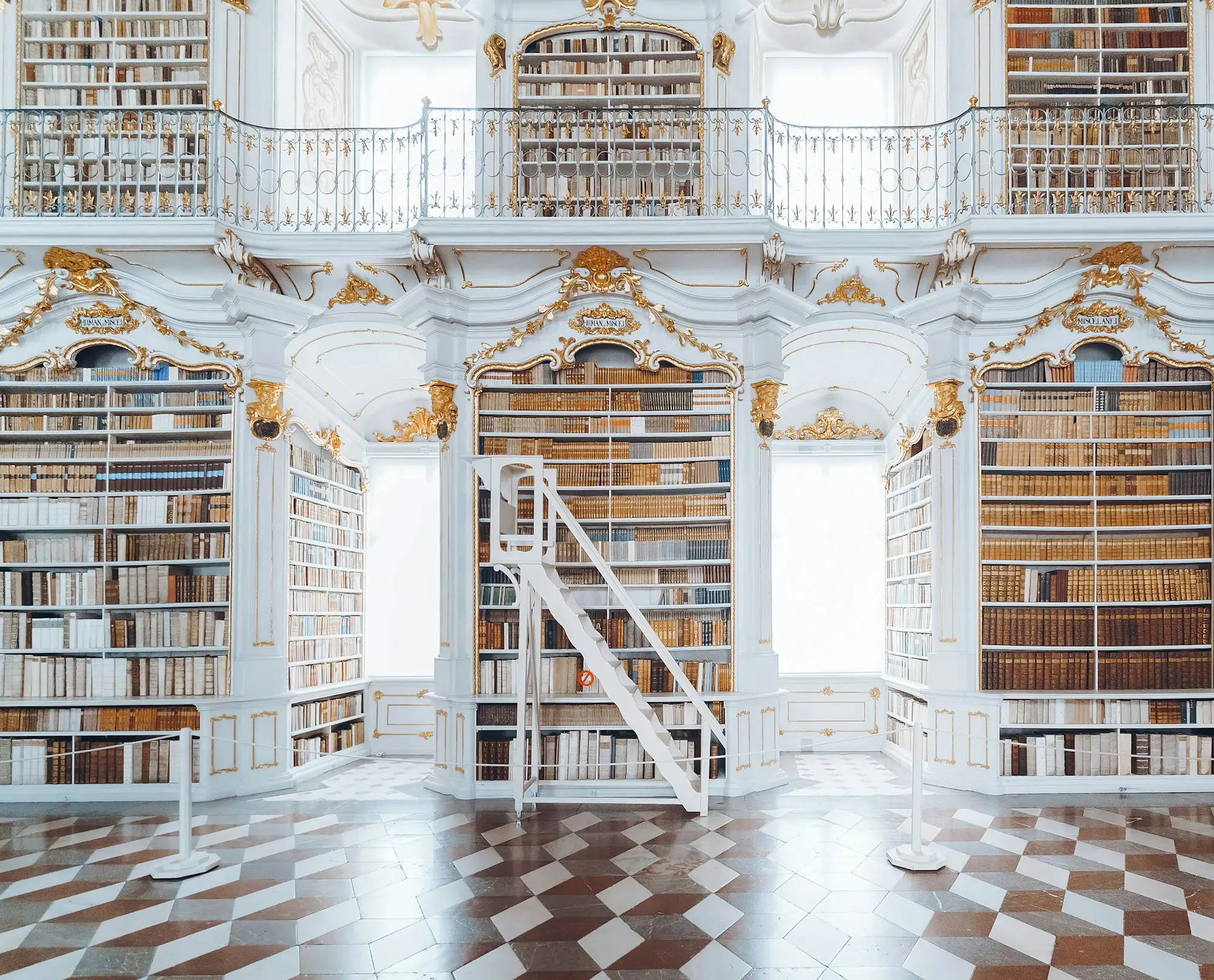 Bibliothèque baroque blanche et lumineuse