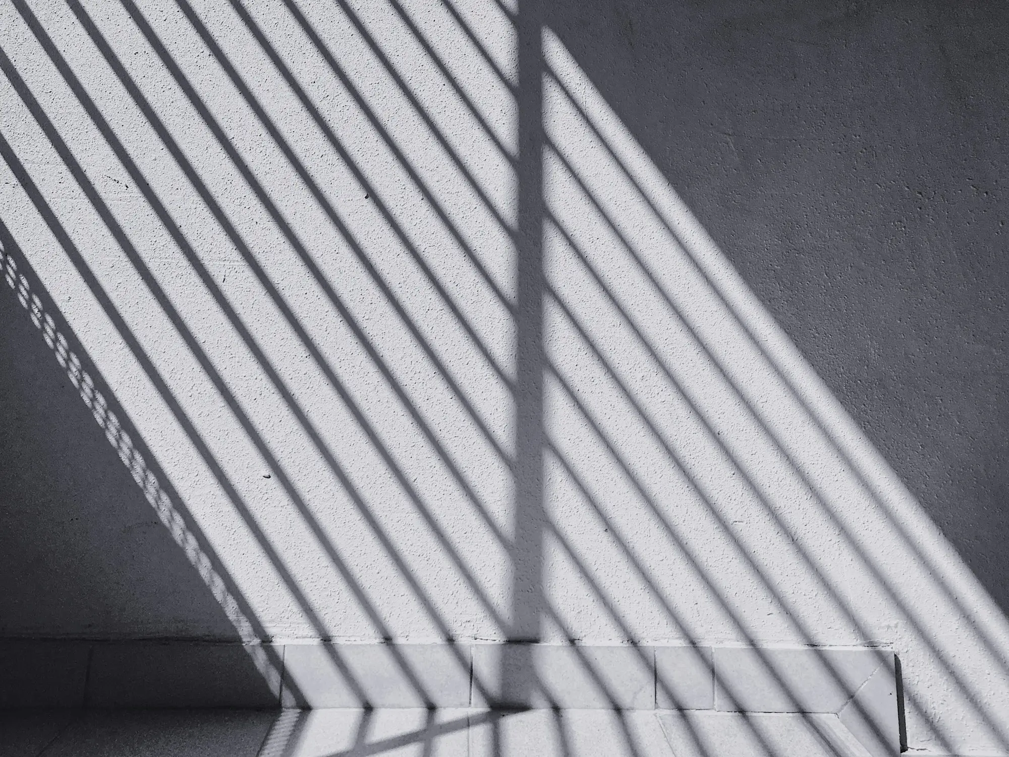Jeu d’ombres et de lignes sur un mur