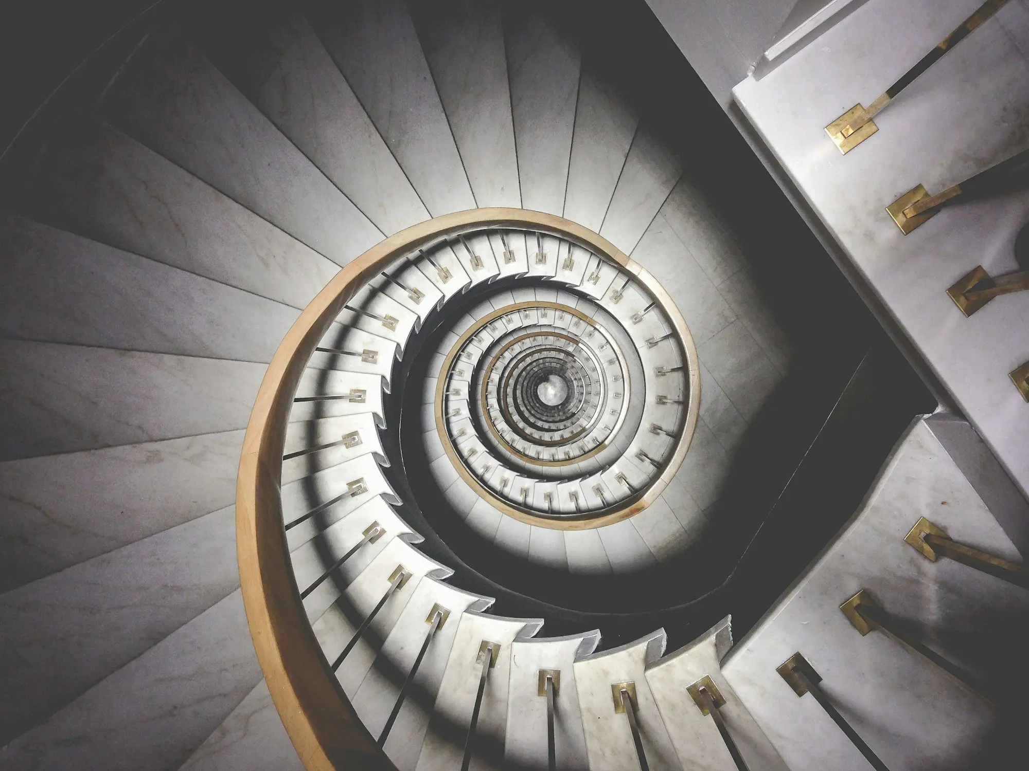 Escalier en colimaçon blanc vu en plongée