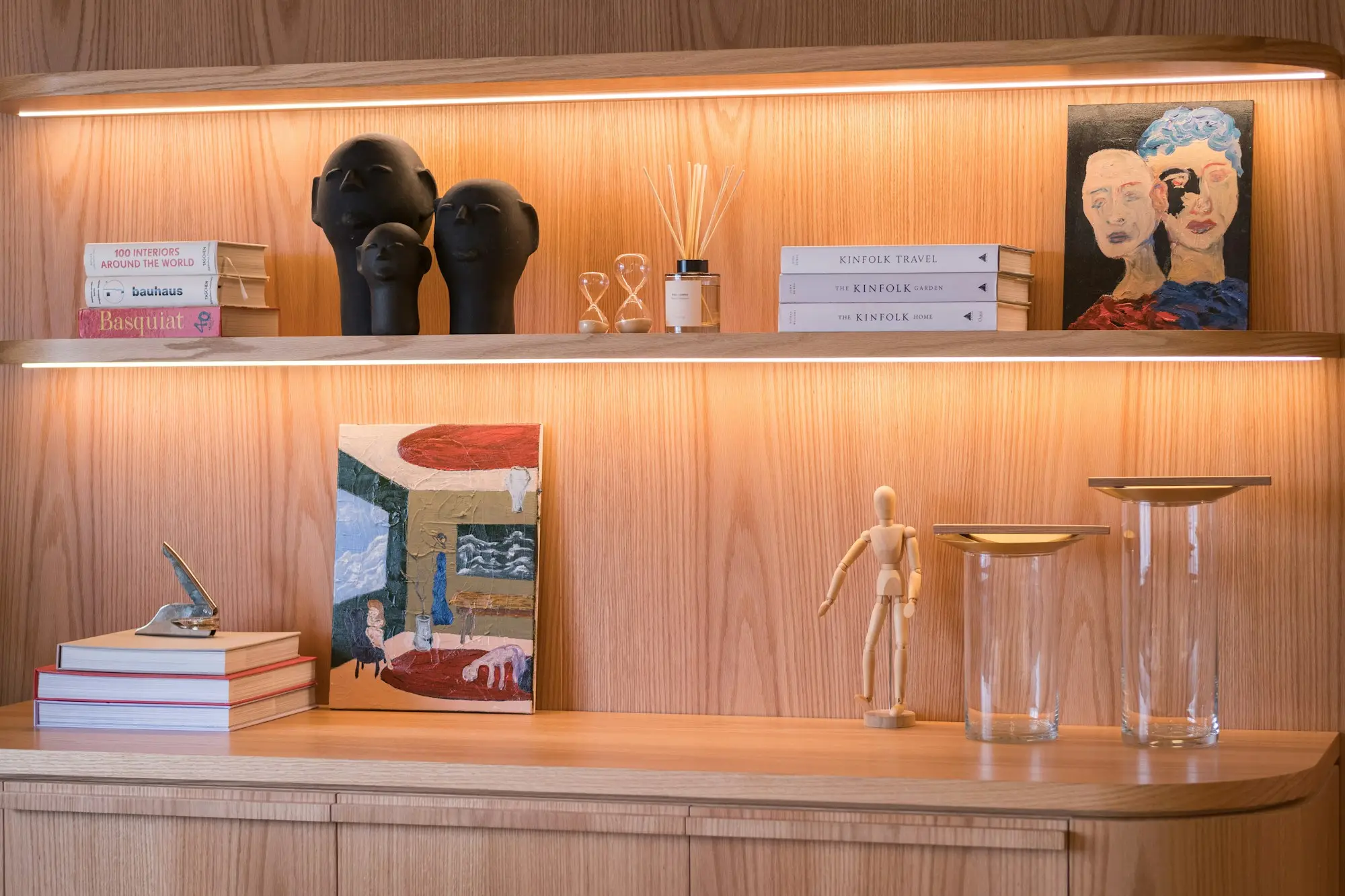 Étagères en bois clair, livres et objets